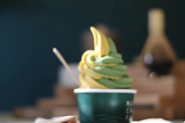Крупный План Чашки Мороженого Вкусом Мяты Лимона Столе Размытым Фоном — стоковое фото