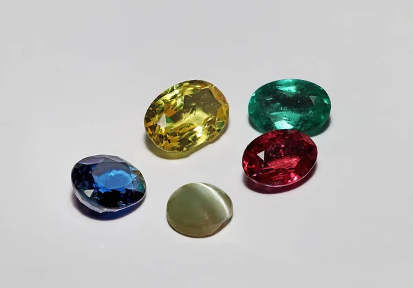 Blue Sapphire Yellow Sapphire Green Emerald Red Ruby Khaki Cat — Stock fotografie