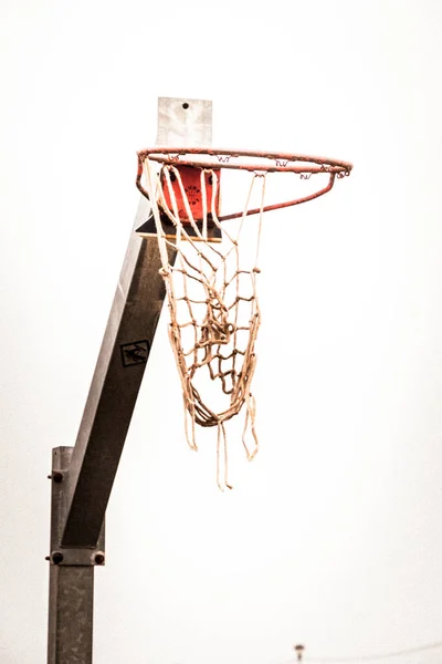 Een Verticaal Schot Van Een Zee Speeltuin Basketbalring Met Een — Stockfoto