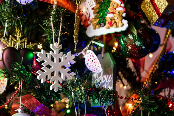 Close Ornamentos Coloridos Brilhantes Uma Árvore Natal — Fotografia de Stock
