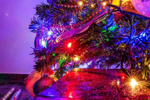 Ένα Κοντινό Πλάνο Ενός Χριστουγεννιάτικου Στολισμού Στο Χριστουγεννιάτικο Δέντρο Πολύχρωμα — Φωτογραφία Αρχείου