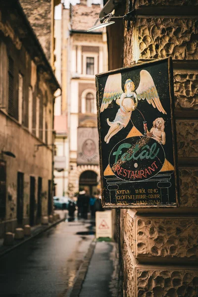 Vertikal Bild Skylt Mot Restaurangen Fatal Budapests Gata Ungern — Stockfoto