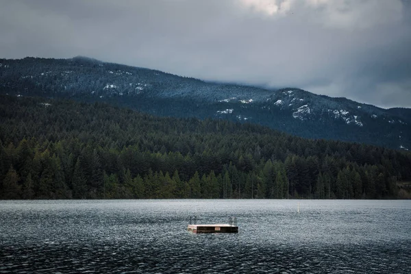 暗い日に霧の山によって湖の穏やかな風景 — ストック写真