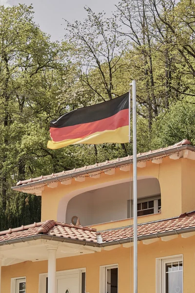 Das Gebäude Pfirsichfarbener Farbe Mit Der Deutschen Flagge — Stockfoto