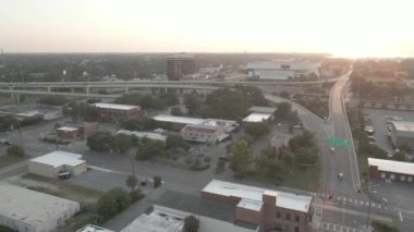 Güneşli bir günde modern binaların yüksek açılı manzarası