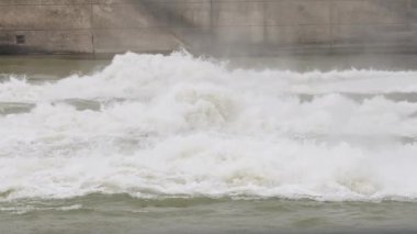Yankton, Güney Dakota 'daki Lewis ve Clark Barajı' ndan akan su.