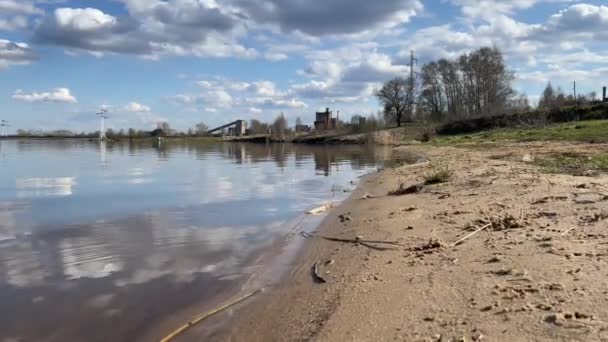 Närbelägen Flod Med Vackra Reflektioner Vatten Och Landskap Vid Horisonten — Stockvideo