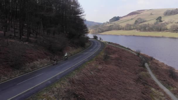 英国山顶区Mersey河附近高速公路上骑单车人士的航拍照片 — 图库视频影像