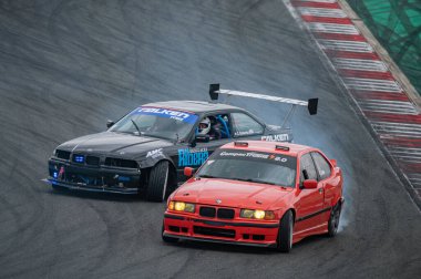 Siyah Bmw E36 Navarra pistinde sürükleniyor.