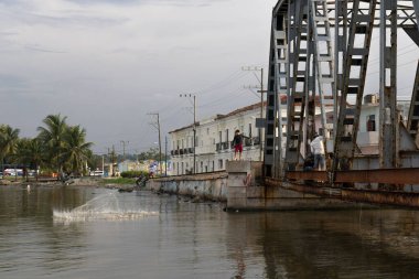 Yumuri Nehri, Matanzas, Küba 'ya akan Versailles köprüsündeki balıkçılar
