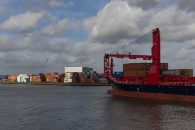 Rotterdam, Hollanda limanında kargo yüklü bir geminin görüntüsü.