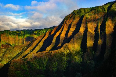 Na Pali (Yüksek Kayalıklar) volkanik kayalıkların güneş ışığı altındaki güzel manzarası, Kuzey Kıyısı Kauai