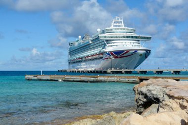 A closeup shot of a white cruise ship sailing on the ocean in Turks and Caicos, Bahamas