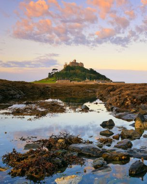 St. Michaels Dağı 'nın tepesinde İngiltere' de deniz manzarasıyla çevrili bir şatonun dikey görüntüsü.