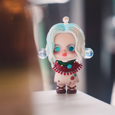 Pop Mart Büyükanne Kafatası Panda oyuncağının yakın çekimi.