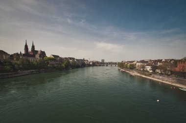 İsviçre, Basel 'in güzel mimarisi, güneşli bir günde Ren Nehri' nde.