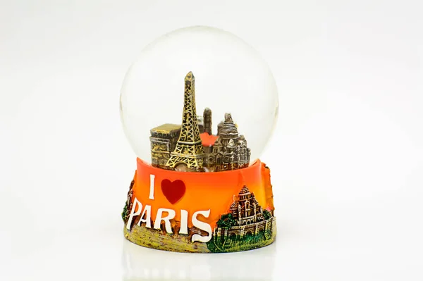 Крупный План Сувенира Снежного Шара Парижской Эйфелевой Башни Белом Фоне — стоковое фото