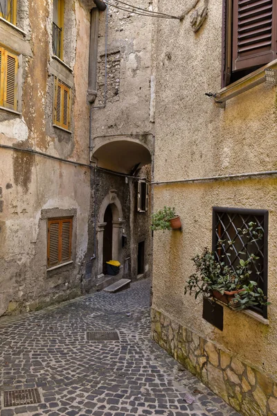 Een Smalle Straat Tussen Oude Huizen Van Giuliano Roma Een — Stockfoto