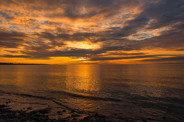 Ein Schöner Meeresstrand Bei Einem Orangefarbenen Sonnenuntergang — Stockfoto