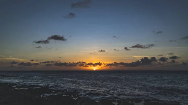 Una Hermosa Vista Una Puesta Sol Naranja Sobre Mar Con — Foto de Stock