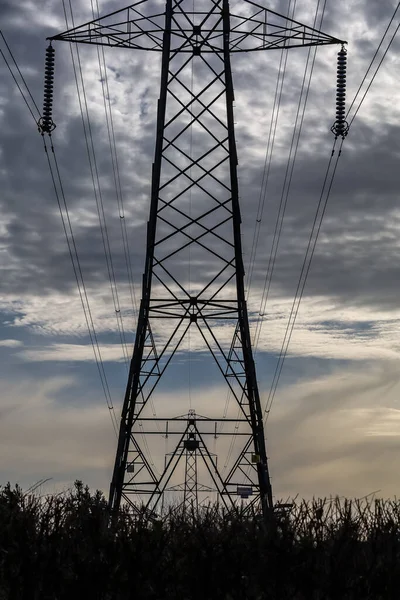 Alacsony Szögű Felvétel Egy Közműoszlop Sziluettjéről Egy Felhős Kék Égbolttal — Stock Fotó