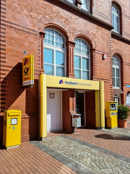 Eckernforde Şehir Merkezindeki Posta Bankasının Girişinin Dikey Görüntüsü Almanya — Stok fotoğraf