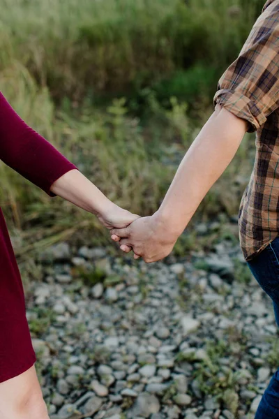 Vertical Shot Couple Holding Hands — Stock Photo, Image