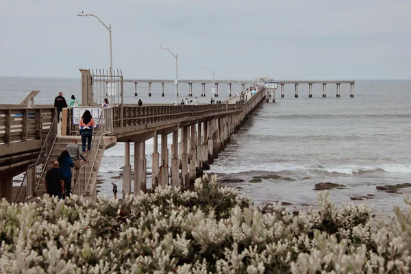 Una Mañana Nublada Playa Del Océano Pacífico Gente Subiendo Escaleras — Foto de Stock