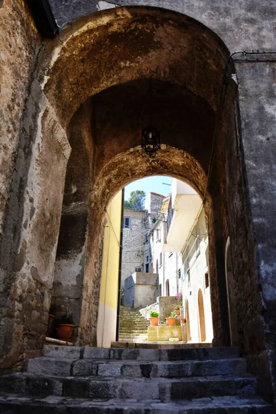 Κάθετη Φωτογραφία Στενού Δρόμου Στο Morcone Της Επαρχίας Benevento Ιταλία — Φωτογραφία Αρχείου