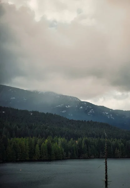 Die Ruhige Landschaft Eines Sees Neben Den Nebligen Bergen Einem — Stockfoto