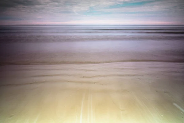 在英国诺福克的克罗默海滩 一个迷人的水景被地平线上的蓝色落日所吸引 — 图库照片
