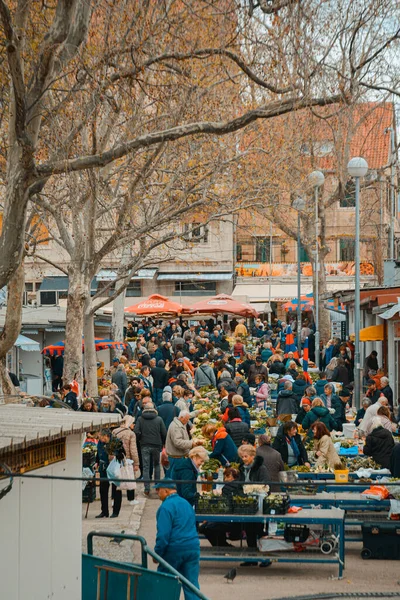 Eine Vertikale Aufnahme Von Menschen Der Nähe Eines Offenen Marktes — Stockfoto