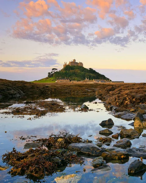 Pionowy Zamek Szczycie Michaels Mount Otoczony Morskim Krajobrazem Anglii — Zdjęcie stockowe
