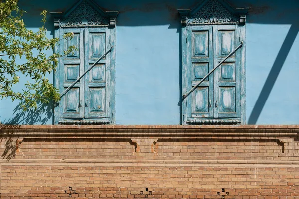 Antiguo Edificio Ladrillo Con Una Pared Color Azul Persianas Madera —  Fotos de Stock