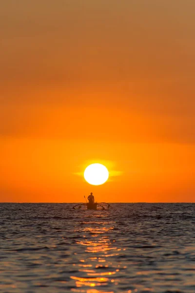 Вертикальный Снимок Силуэта Человека Лодке Море Закате — стоковое фото