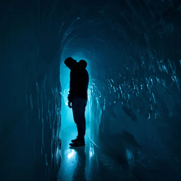 Une Silhouette Humaine Debout Dans Une Grotte Glace — Photo