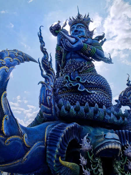 Hermoso Plano Una Gran Estatua Azul Buda Wat Rong Suea —  Fotos de Stock