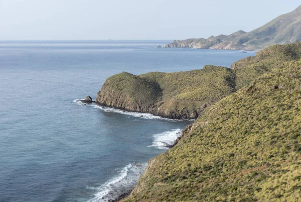 Mavi Denizin Arka Planındaki Kıyı Kayalıklarının Manzarası — Stok fotoğraf