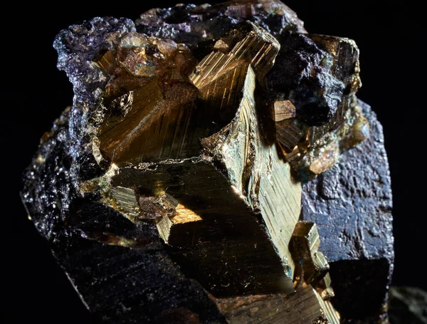 一个稀有矿物排未经切割的黄金水晶的特写 — 图库照片