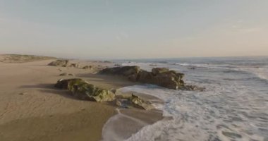 Sahildeki FPV modu. Praia de Miramar, Portekizce popüler ama hoş olmayan bir olaydır. Hızlı çekimde İHA atışı.