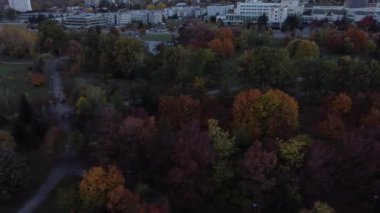 Bulgaristan 'ın Öğrenci parkındaki güzel sonbahar botaniğinin binalarla çevrili hava manzarası