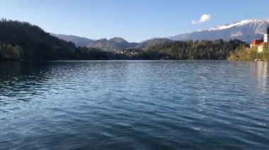 Mavi gökyüzüne karşı, adada Kraliçe Mary 'nin kilisesiyle Bled Gölü' nün görüntüleri. Slovenya.