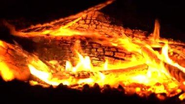 Aesthetically pleasing campfire footage shot in the Australian bush