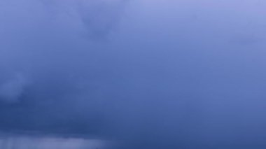 Gökyüzündeki fırtınalı bulutların hızlandırılması