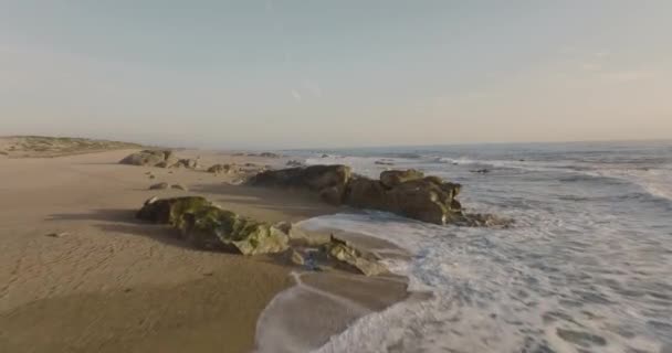 Modo Fpv Sobre Playa Praia Miramar Asunto Expuesto Pero Agradablemente — Vídeos de Stock
