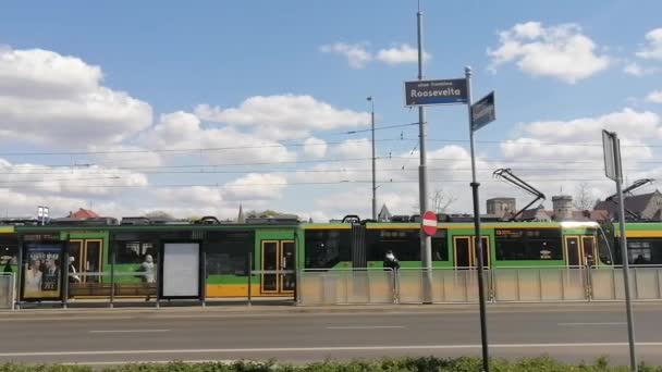 Ένα Πράσινο Τραμ Δημόσιων Μεταφορών Και Άνθρωποι Στην Οδό Roosevelta — Αρχείο Βίντεο