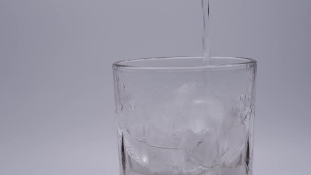 Шматок Води Замерзає Склянці Льодом — стокове відео