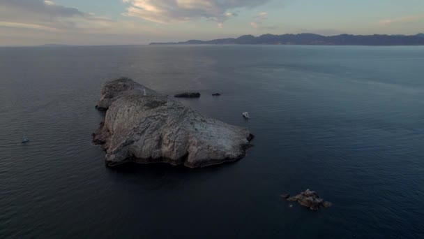 Aerial View Rocky Island Wavy Sea Cloudy Blue Sky — 비디오