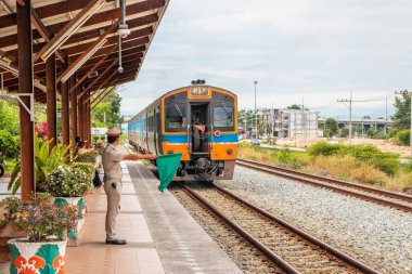 Bir tren istasyona girer ve Tayland 'da yolcuları bekler.