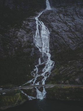 Langfossen, Norveç 'te kayalık bir şelalenin dikey çekimi